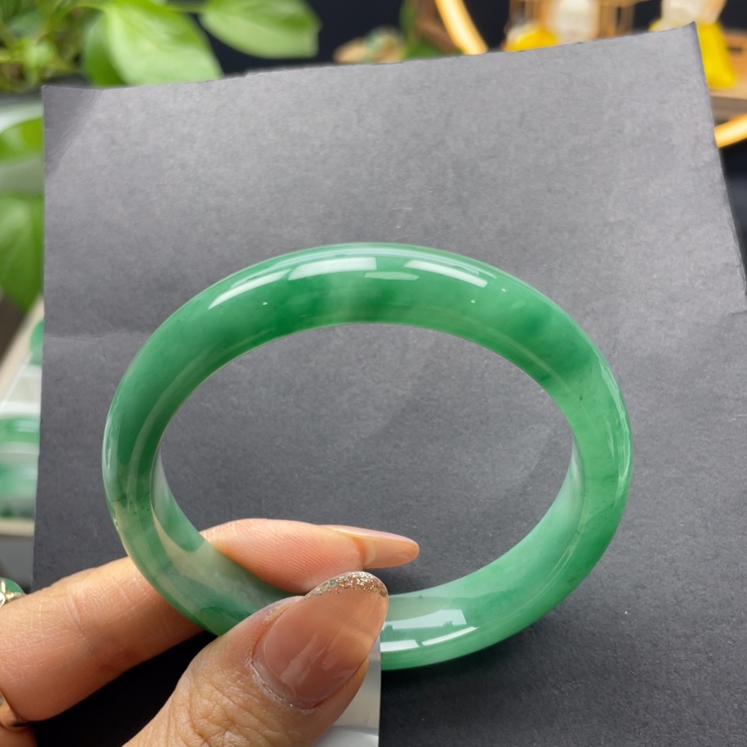 江***呢石英质玉（非洲翠）未镶嵌手镯+56.3