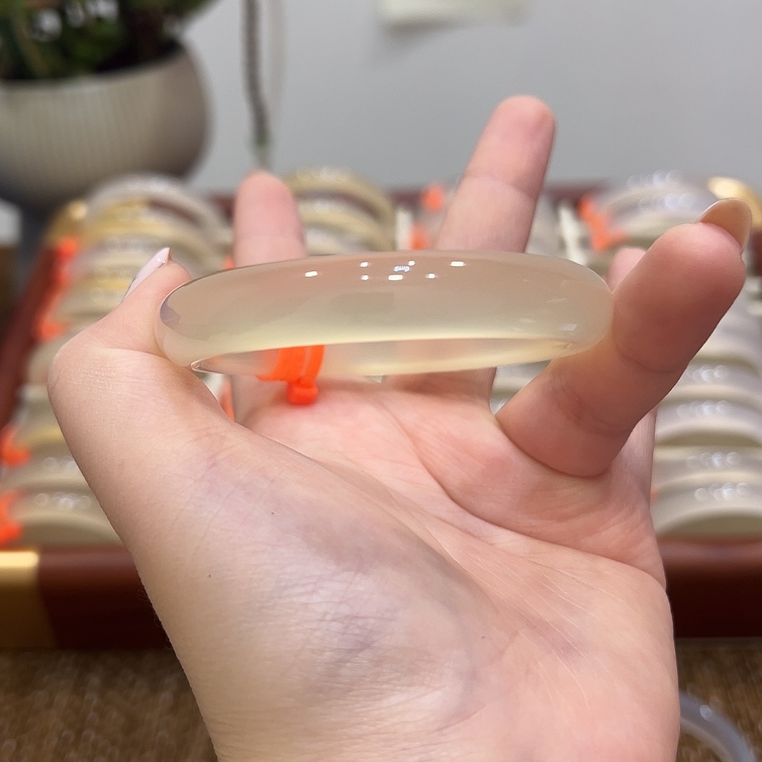 提***·玛瑙/玉髓未镶嵌手镯