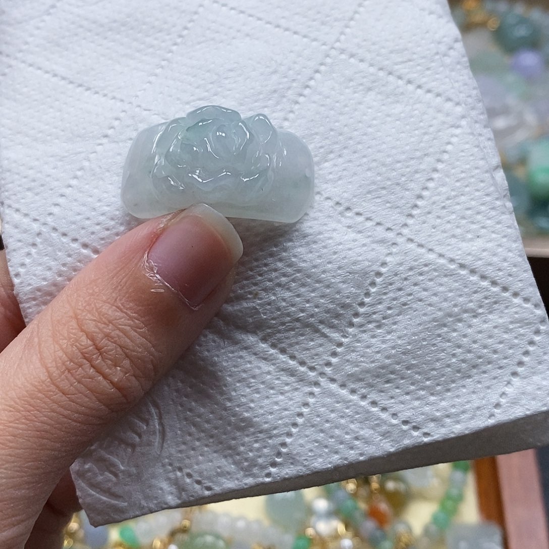 翡翠颈饰未镶嵌闪