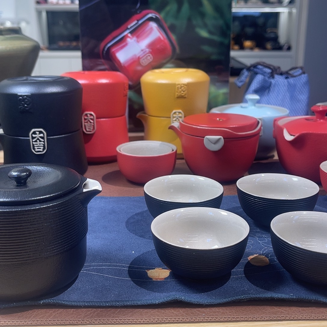 狮****红点旋纹一壶4杯 黑色