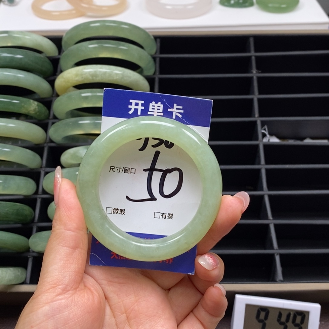 岫玉手镯未镶嵌我