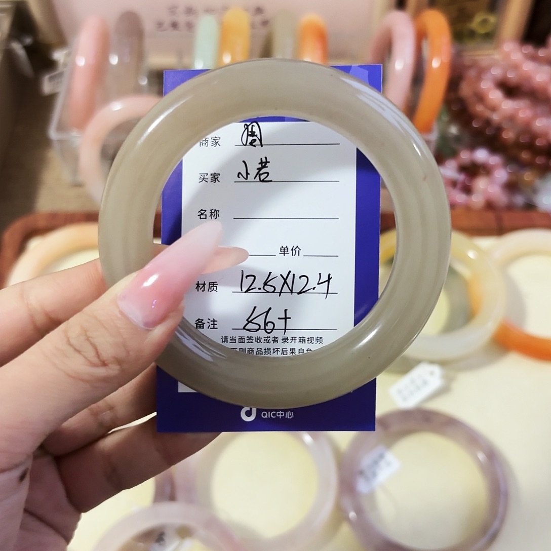 雨***若石英质玉未镶嵌手镯