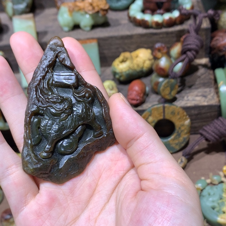 未镶嵌岫岩河磨玉（透闪石质玉）挂件