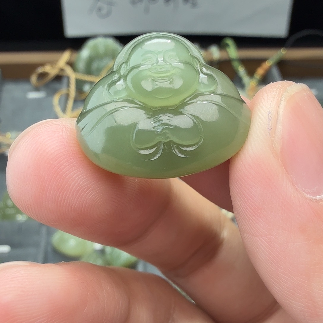 和田玉未镶嵌颈饰抱抱佛亏本