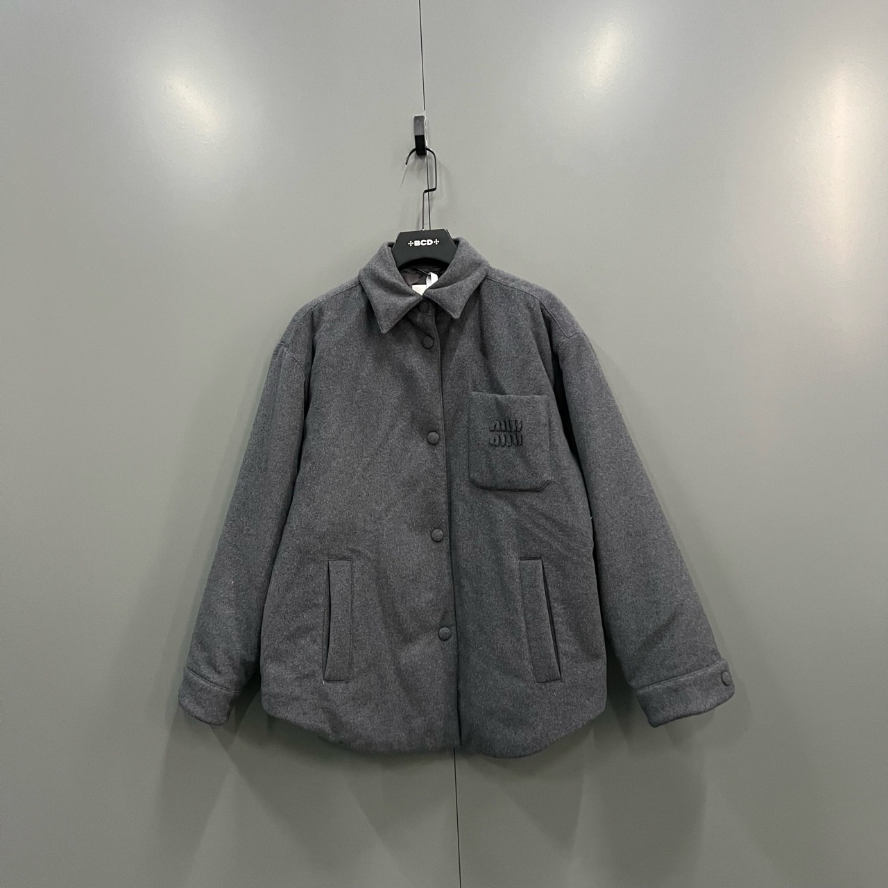 99新  （bb）208 miumiu 灰色徽标印花棉服夹克 40码/013730