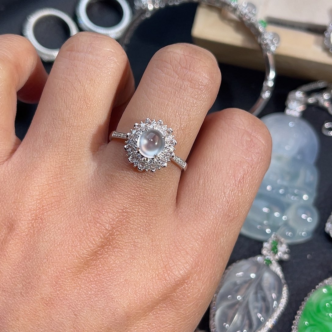 翡翠18K金镶嵌戒指蛋面