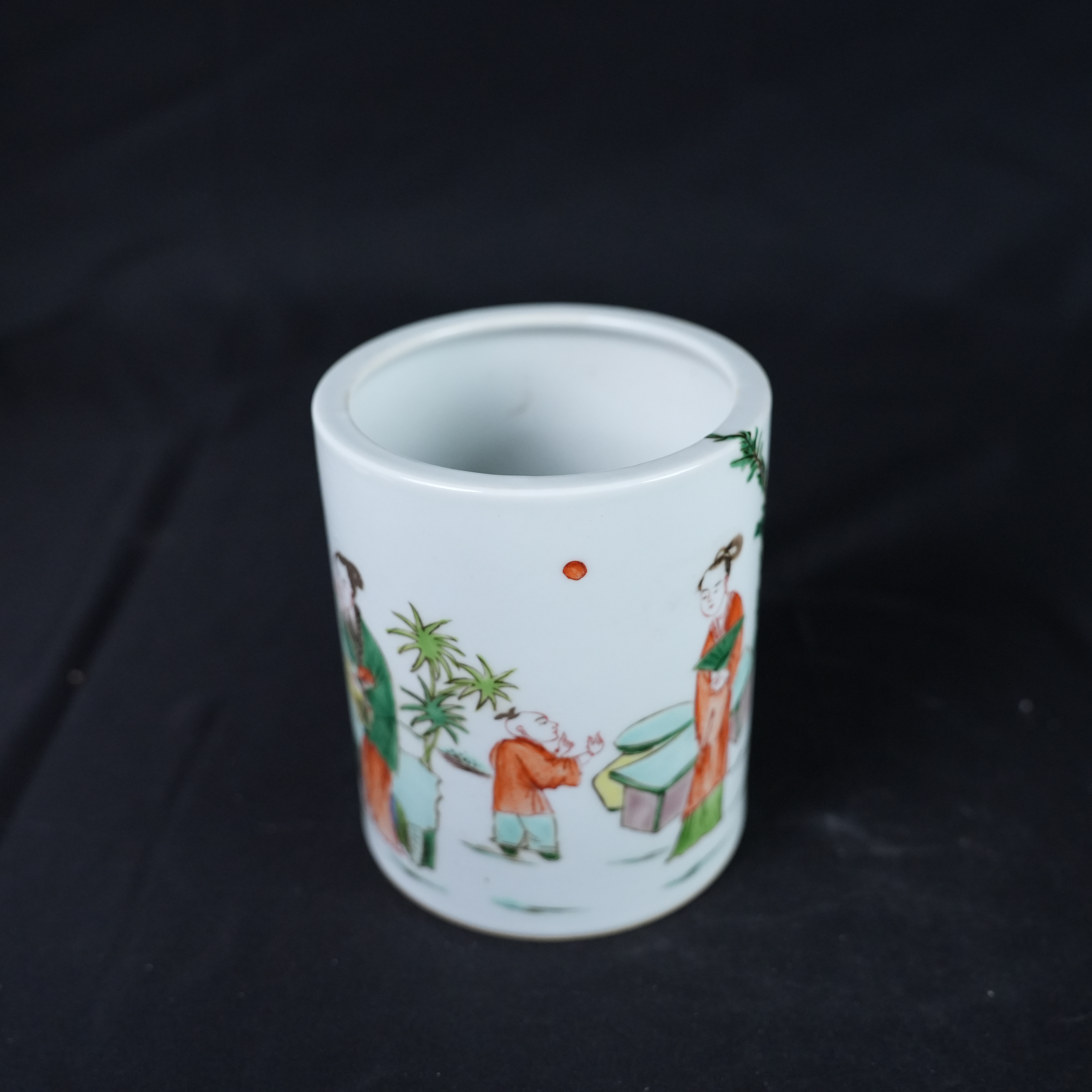 H0278粉彩人物瓷质笔筒摆件