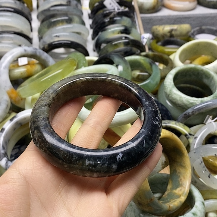 蛇纹石玉未镶嵌手镯