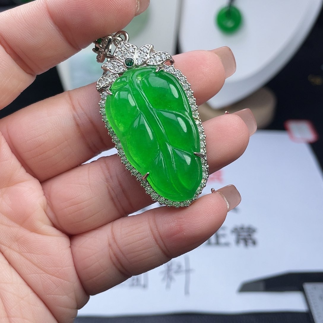 翡翠未镶嵌吊坠(赠链)