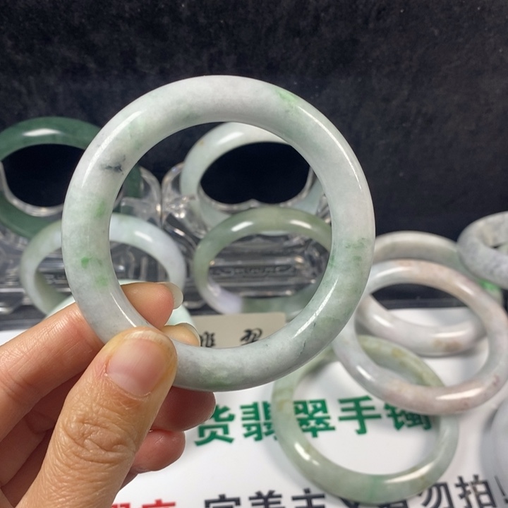 翡翠未镶嵌手镯23号。 52.6圈