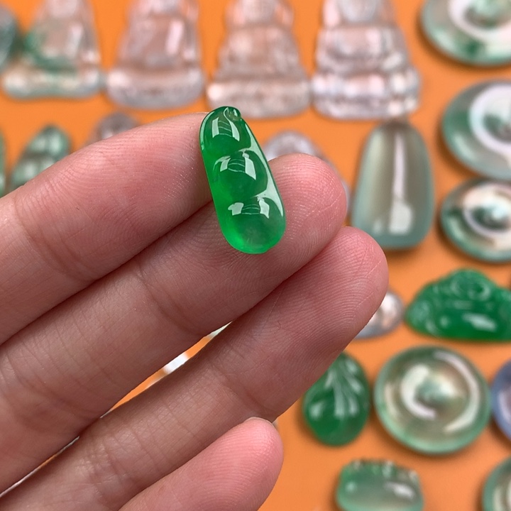 翡翠挂件未镶嵌…..