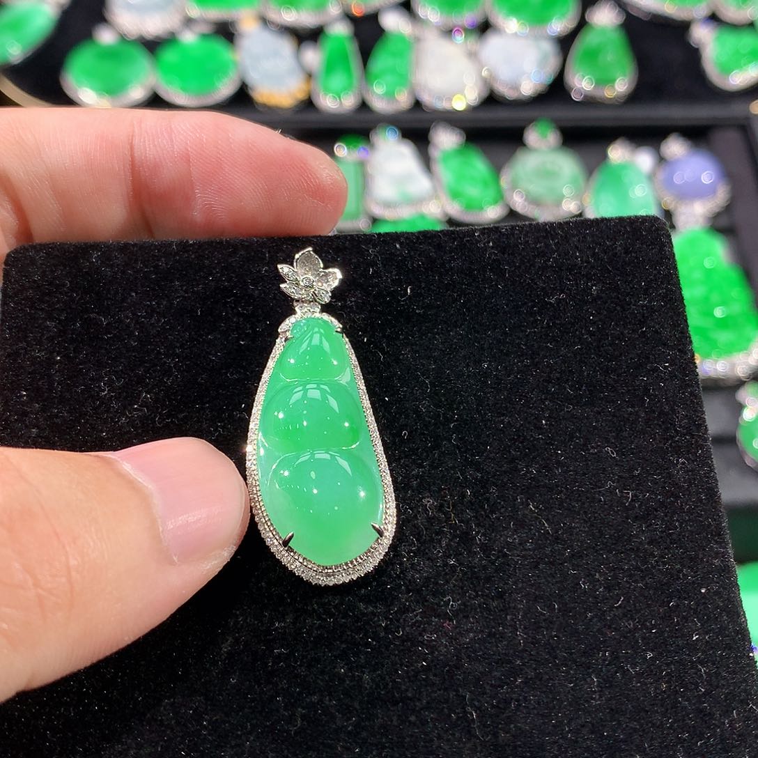 翡翠18K金镶嵌颈饰