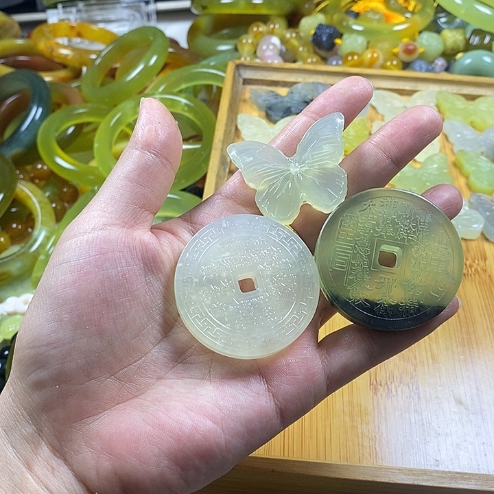 月***海蛇纹石玉未镶嵌颈饰