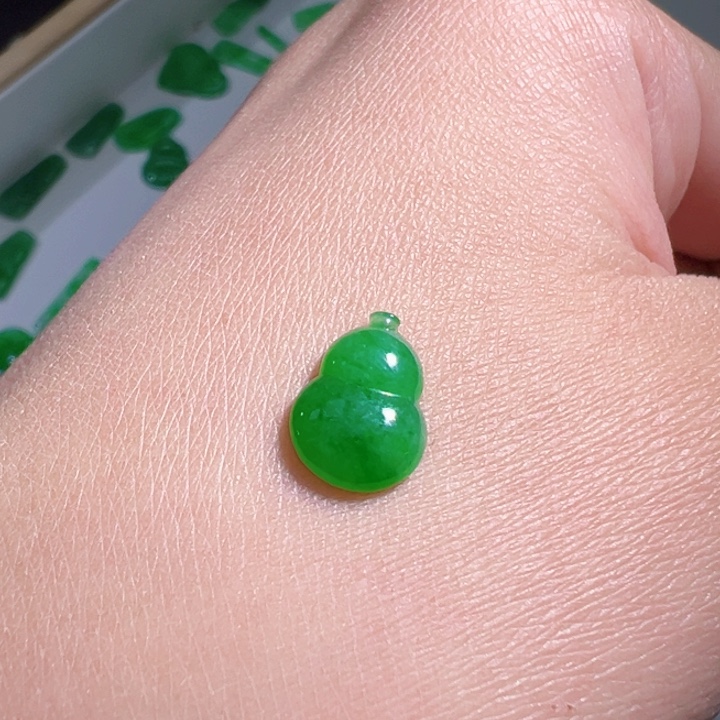 翡翠挂件未镶嵌翡翠