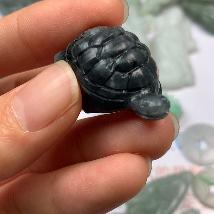 翡翠未镶嵌颈饰春**风
