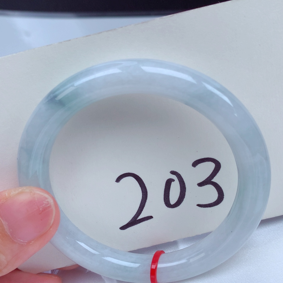 翡翠手镯未镶嵌翡翠