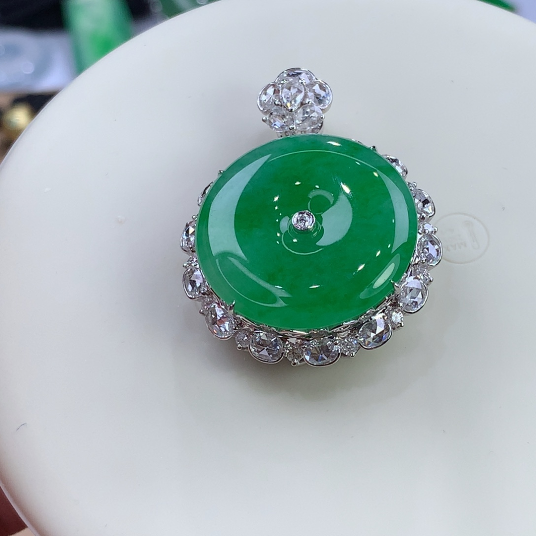 翡翠18K金镶嵌颈饰