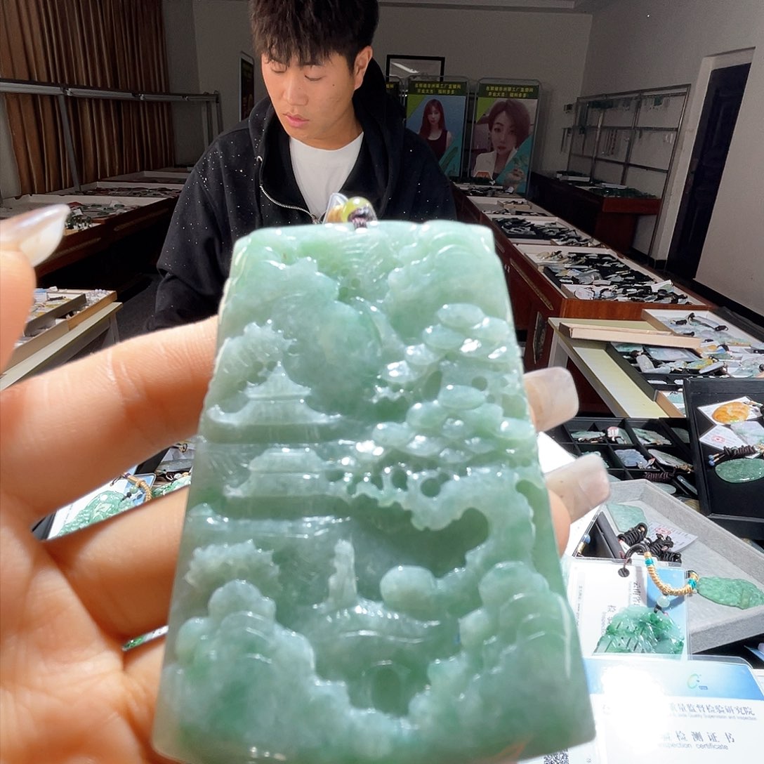 翡翠未镶嵌颈饰一