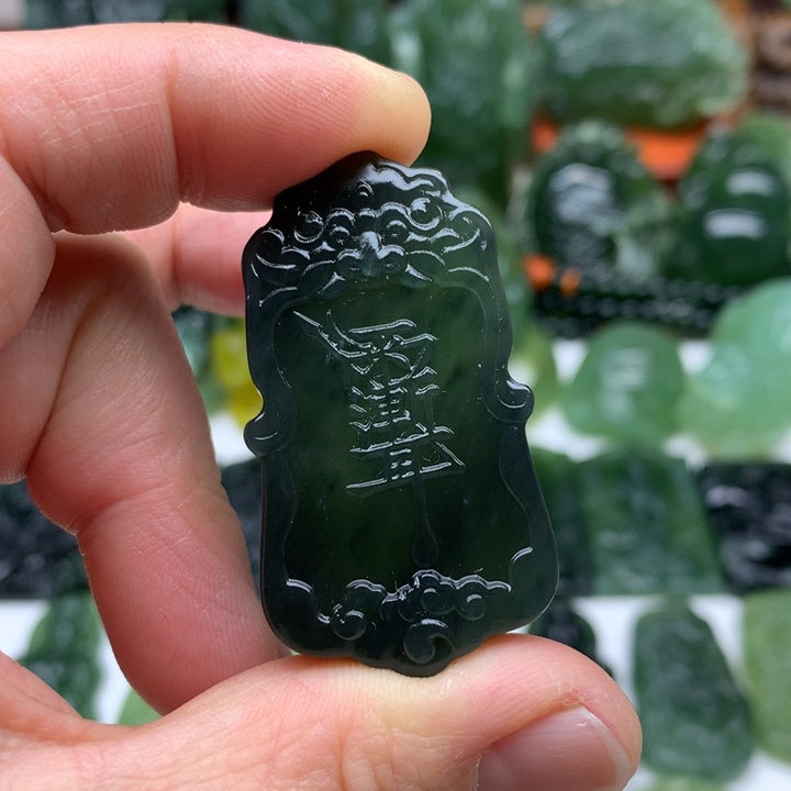 蛇纹石玉颈饰未镶嵌