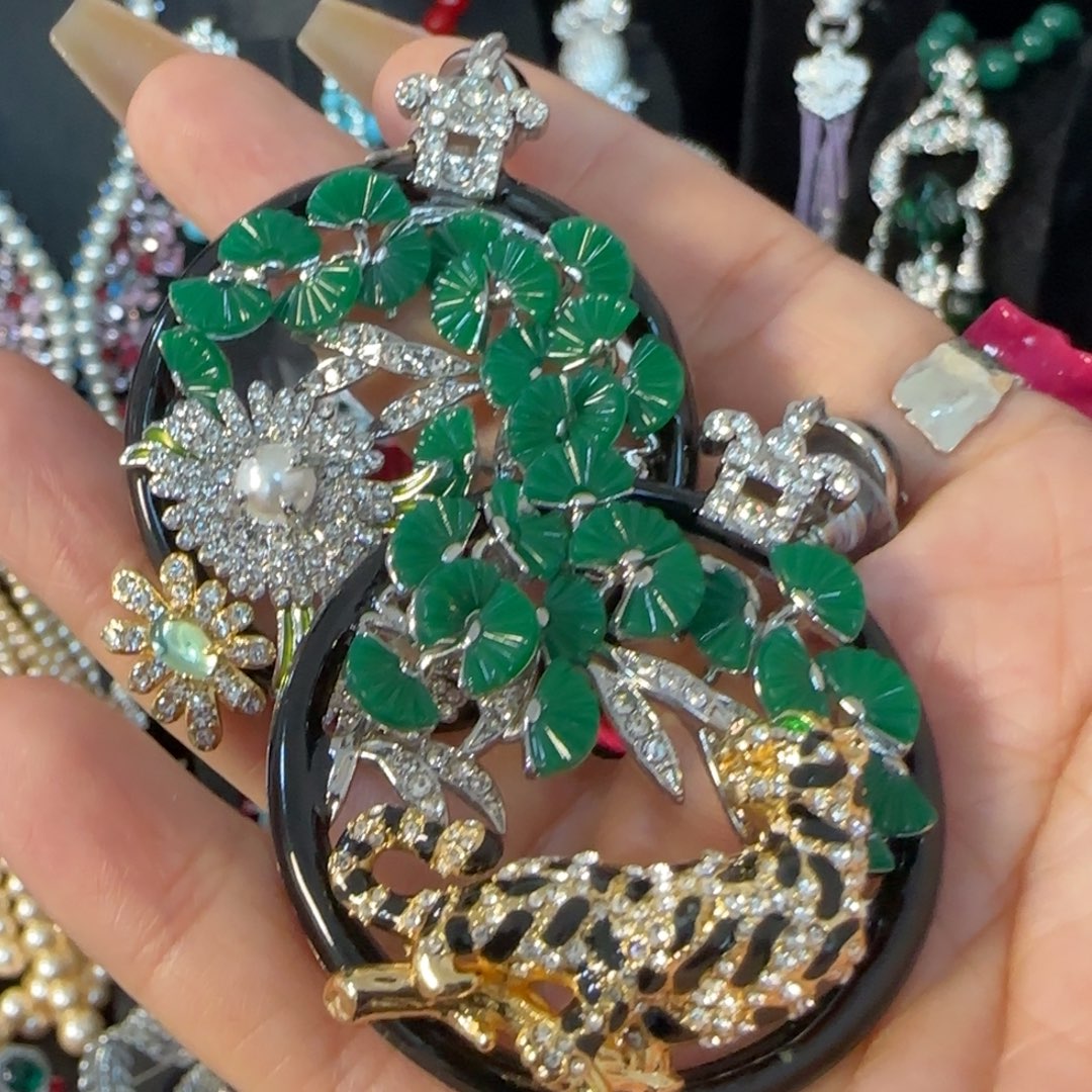 齐***宝大理石铁合金耳饰