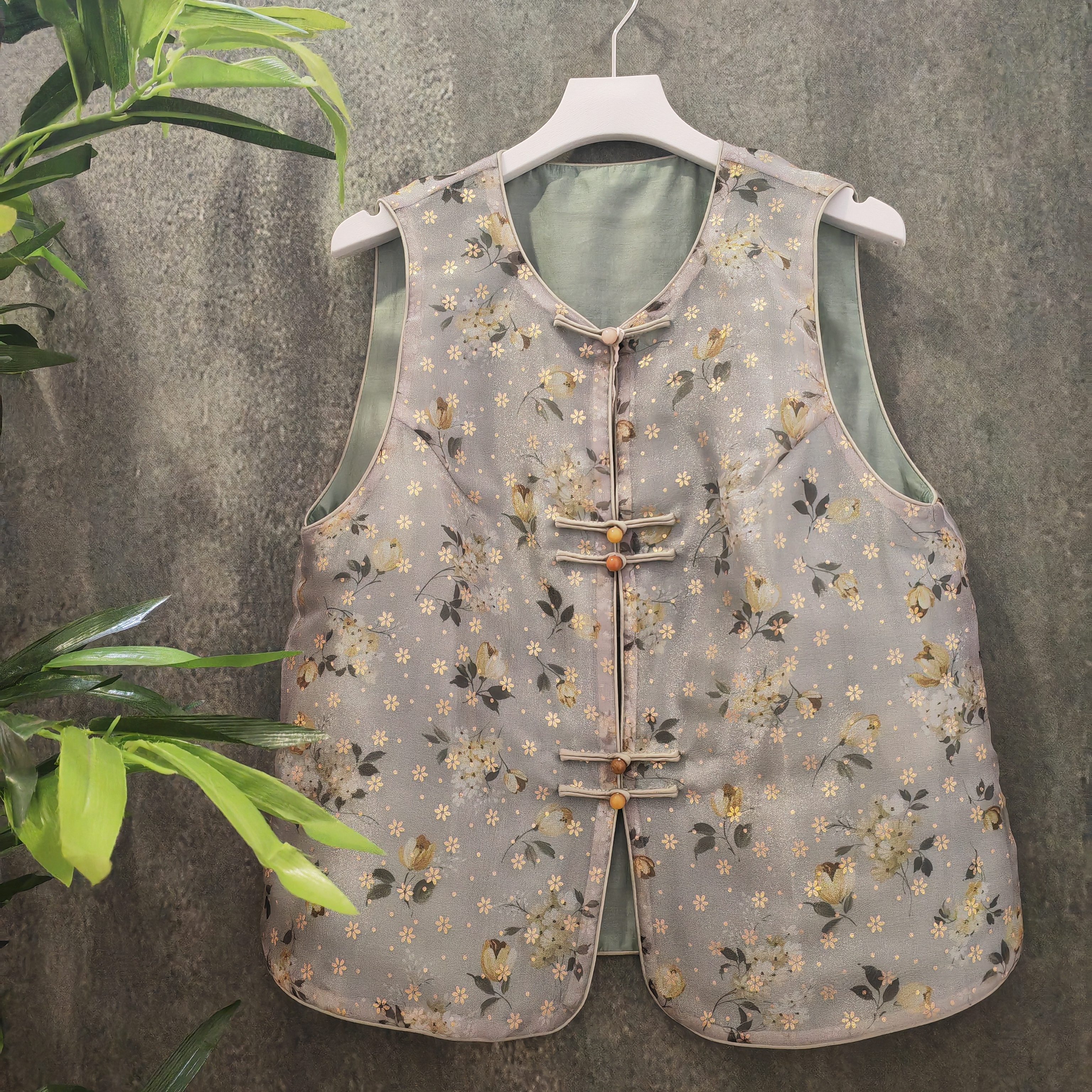 中式圆领对襟提花缎马甲（二等品）