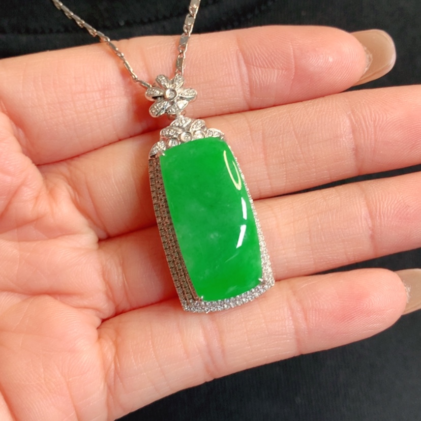 【闪购商品】颈饰18K金镶嵌翡翠马鞍