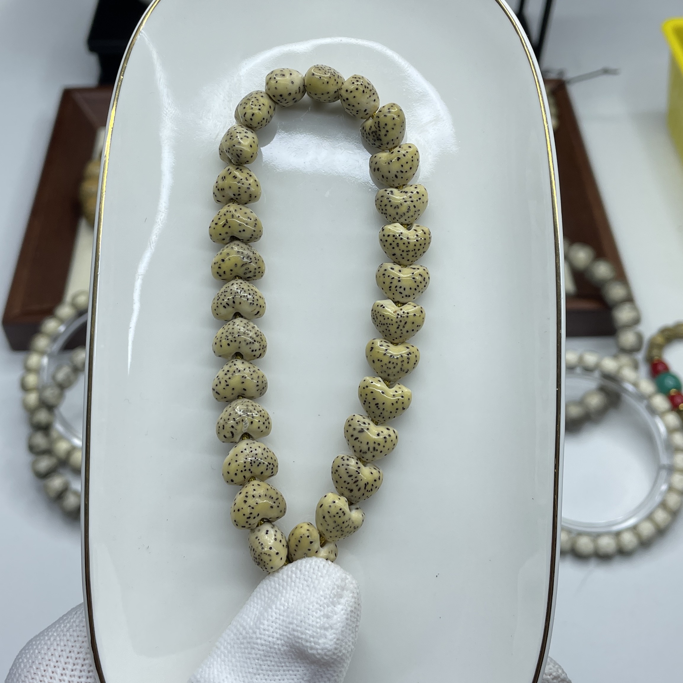 海南星月菩提10.5×7雕刻爱心手持鸡油黄
