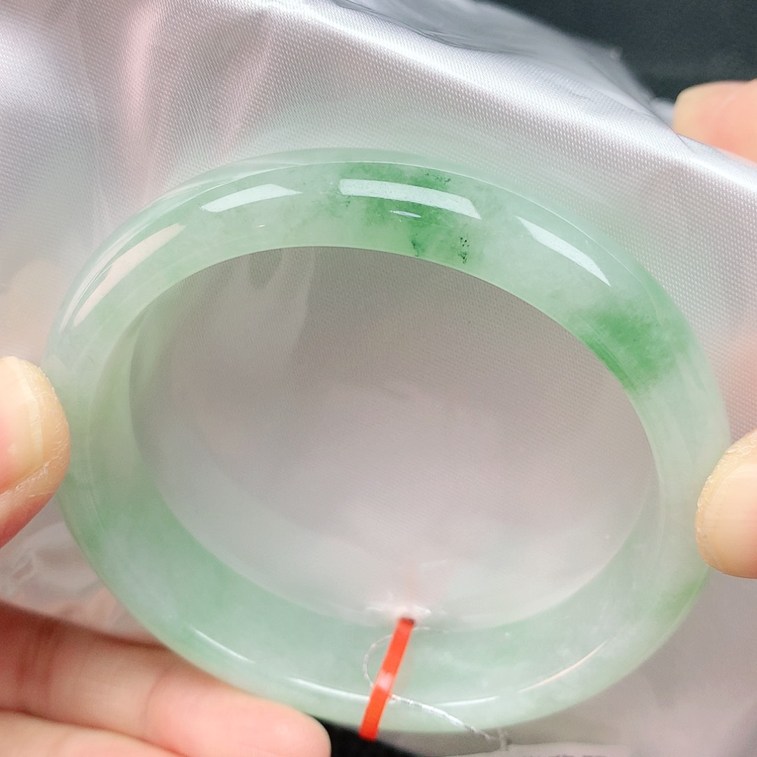 翡翠手镯未镶嵌56贵