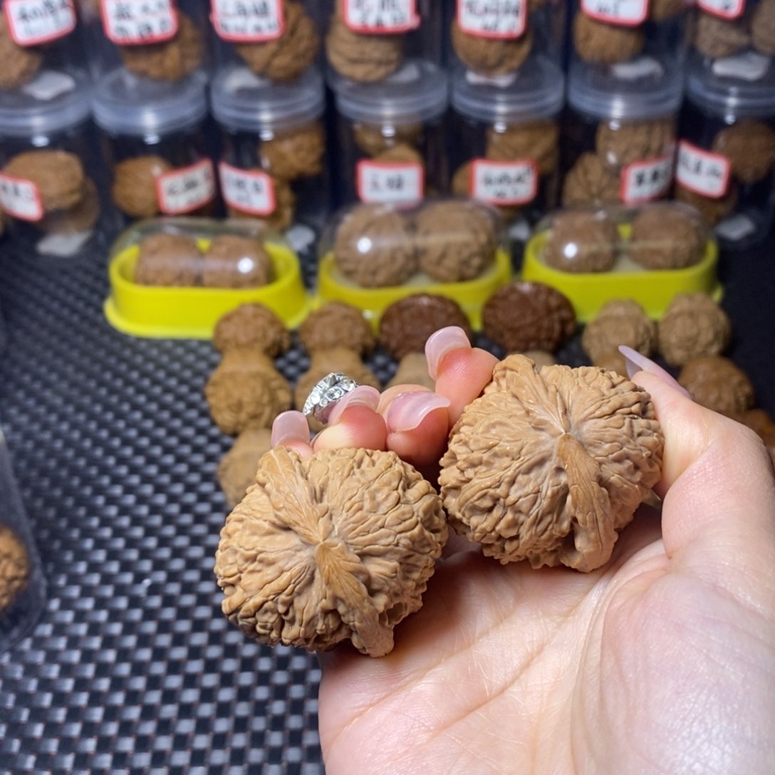 文玩核桃吊坠白狮子42