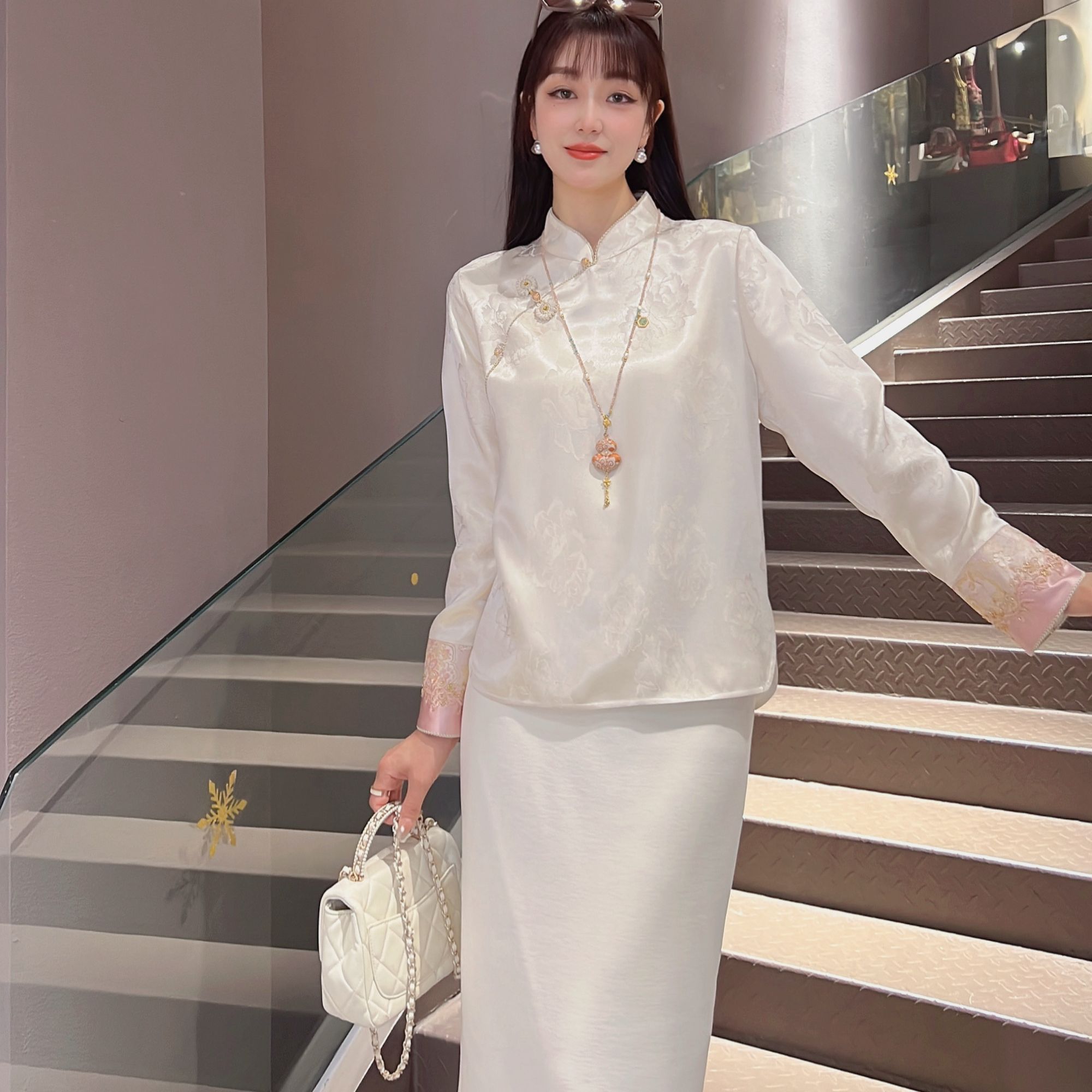 《ELFBOX》2025年秋冬季醋酸重工刺绣百搭立领女衬衣7258