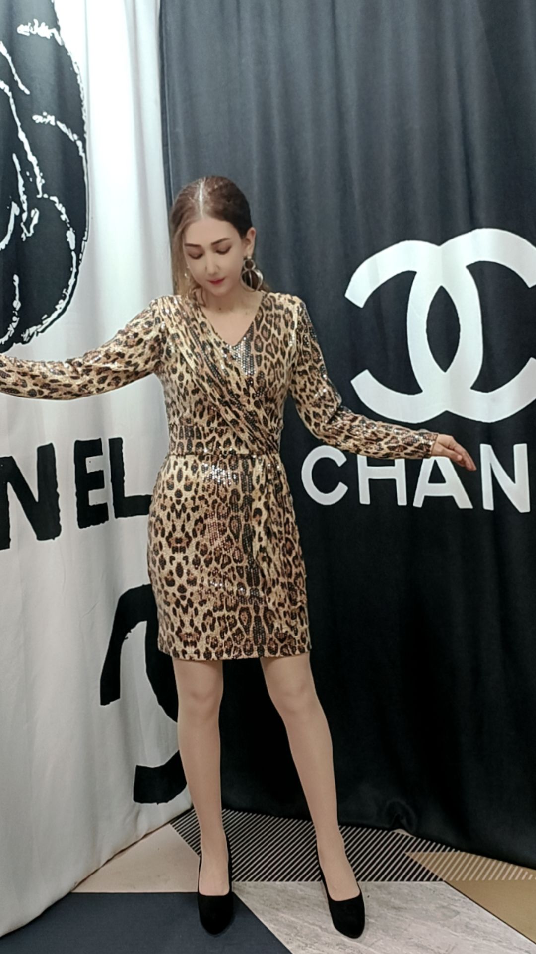 短款连衣裙亮亮气质长袖连衣裙