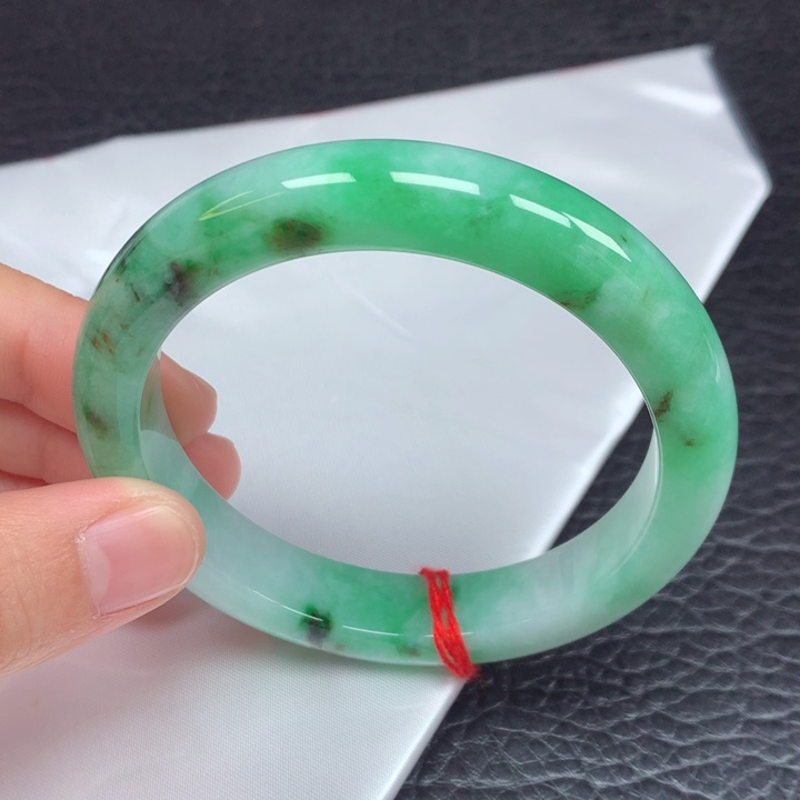 翡翠手镯未镶嵌。