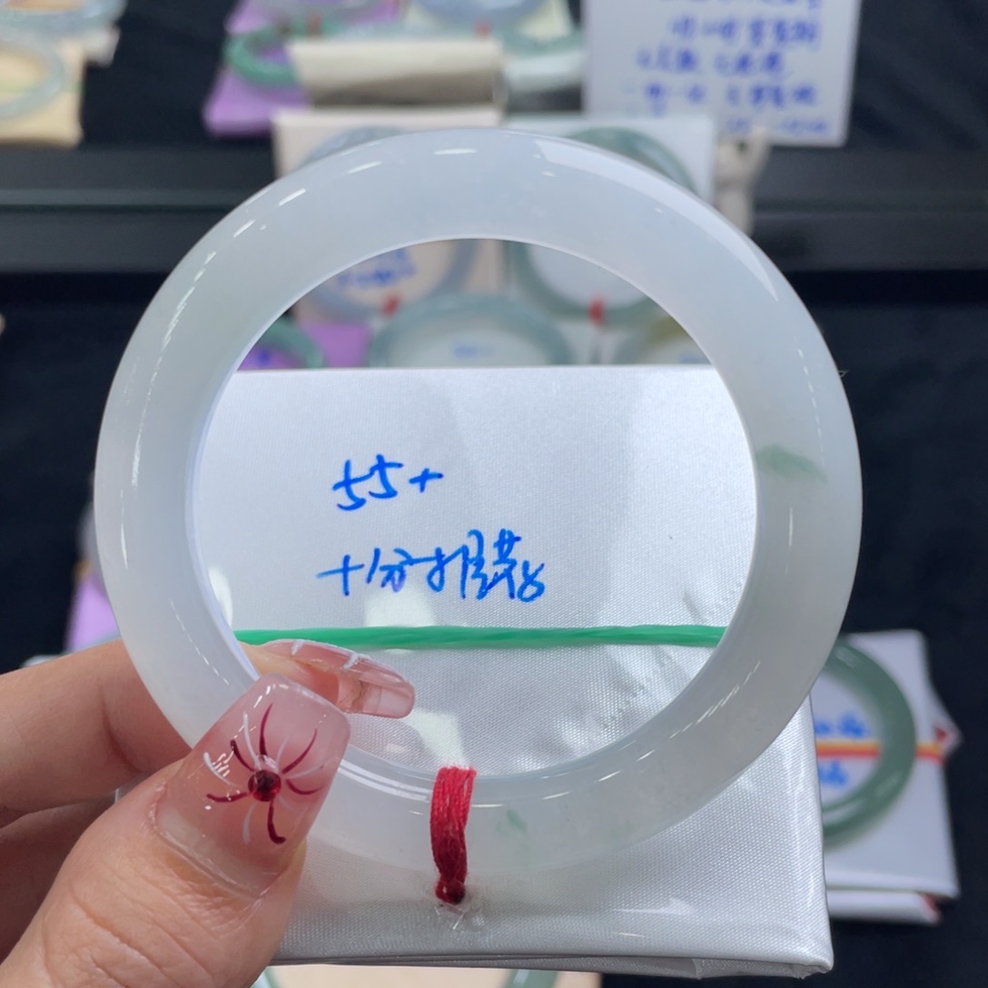 翡翠手镯未镶嵌心**麻翡翠手镯