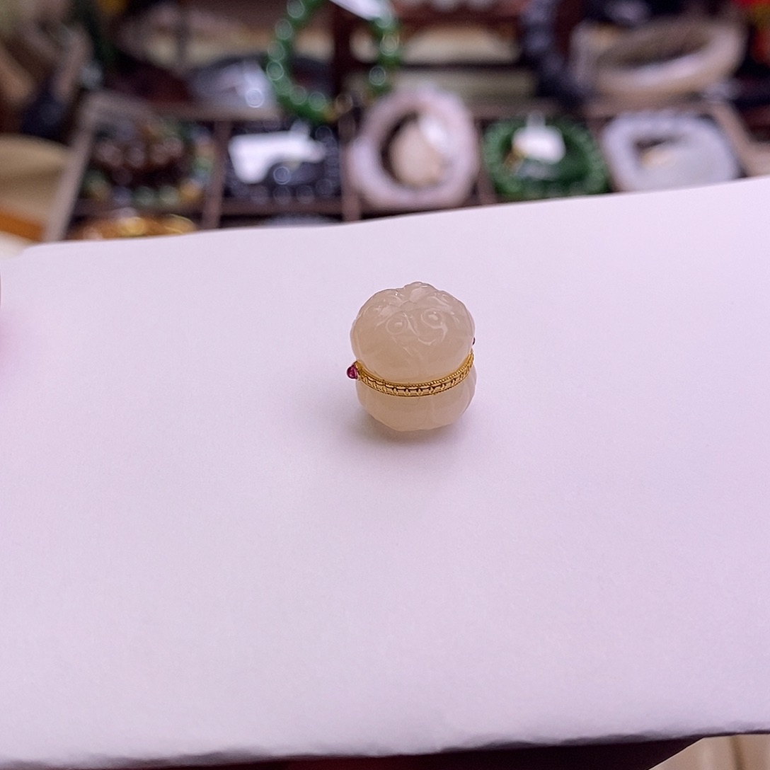 颈饰未镶嵌和田玉熟藕粉金镶并蒂