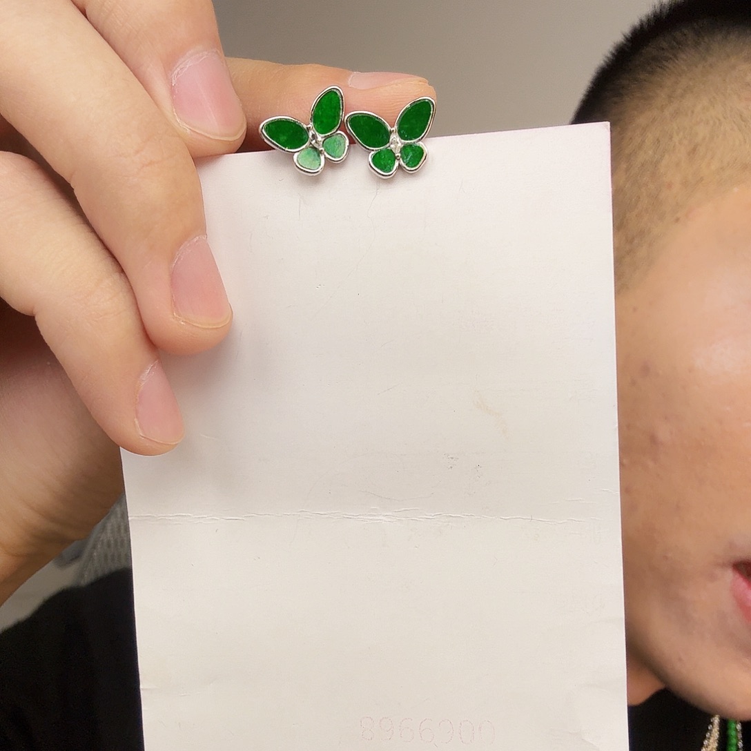 翡翠未镶嵌颈饰一对