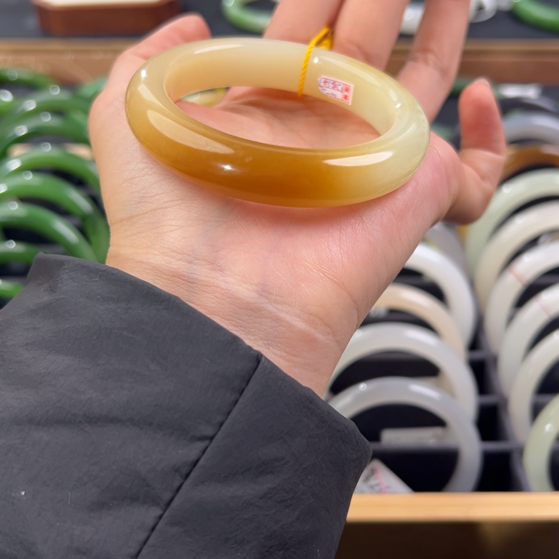 和田玉未镶嵌手镯有微瑕