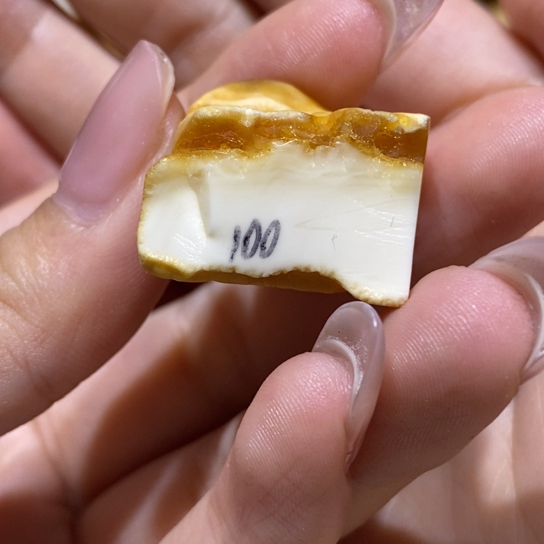明***小定制琥珀蜜蜡原石 ，6.2
