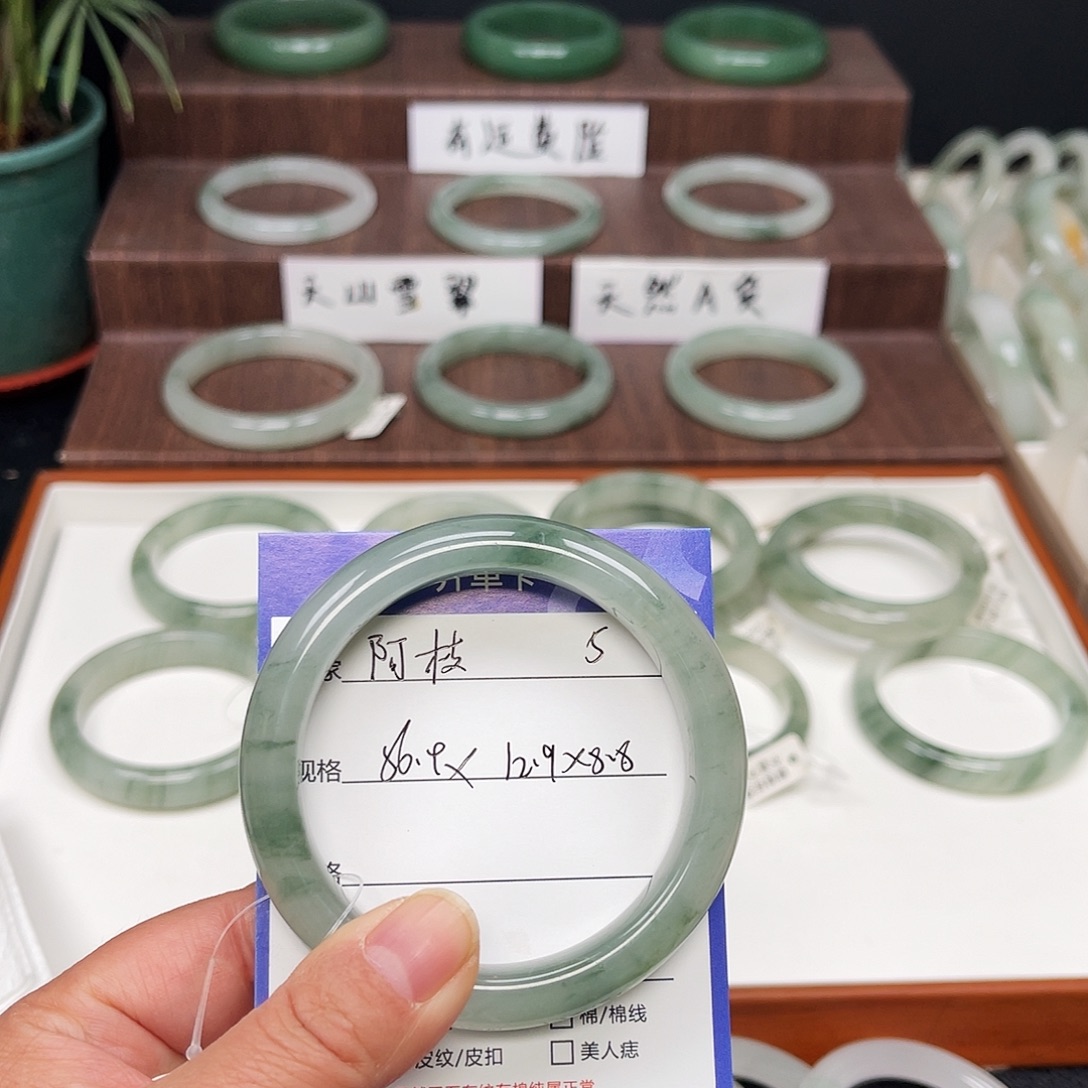 阿***枝石英质玉（金丝玉）未镶嵌手镯