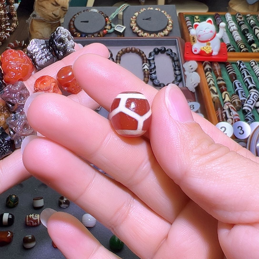 玛瑙/玉髓佩珠未镶嵌墨**森