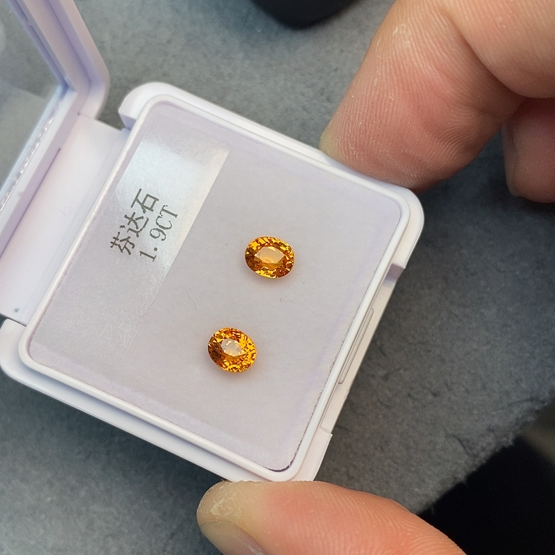 未镶嵌石榴石（芬达石）珠宝半成品1.9ct 