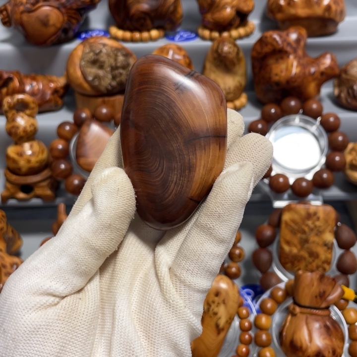 越***儿柏木太行崖柏黑油手把件，纯手工