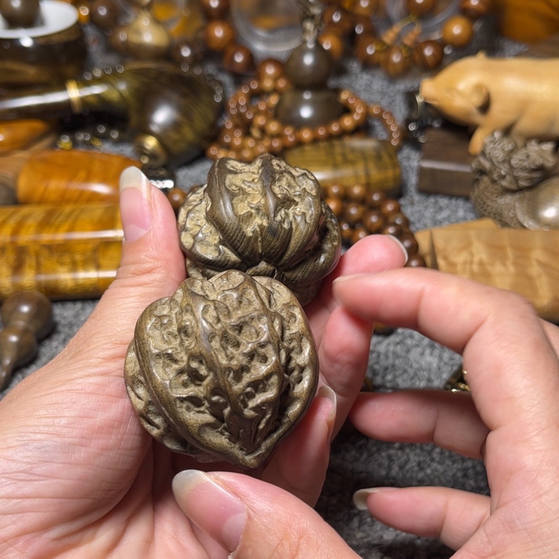 金丝楠阴沉核桃一对