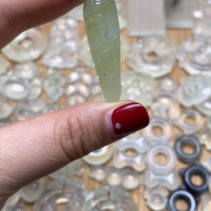 蛇纹石玉颈饰未镶嵌
