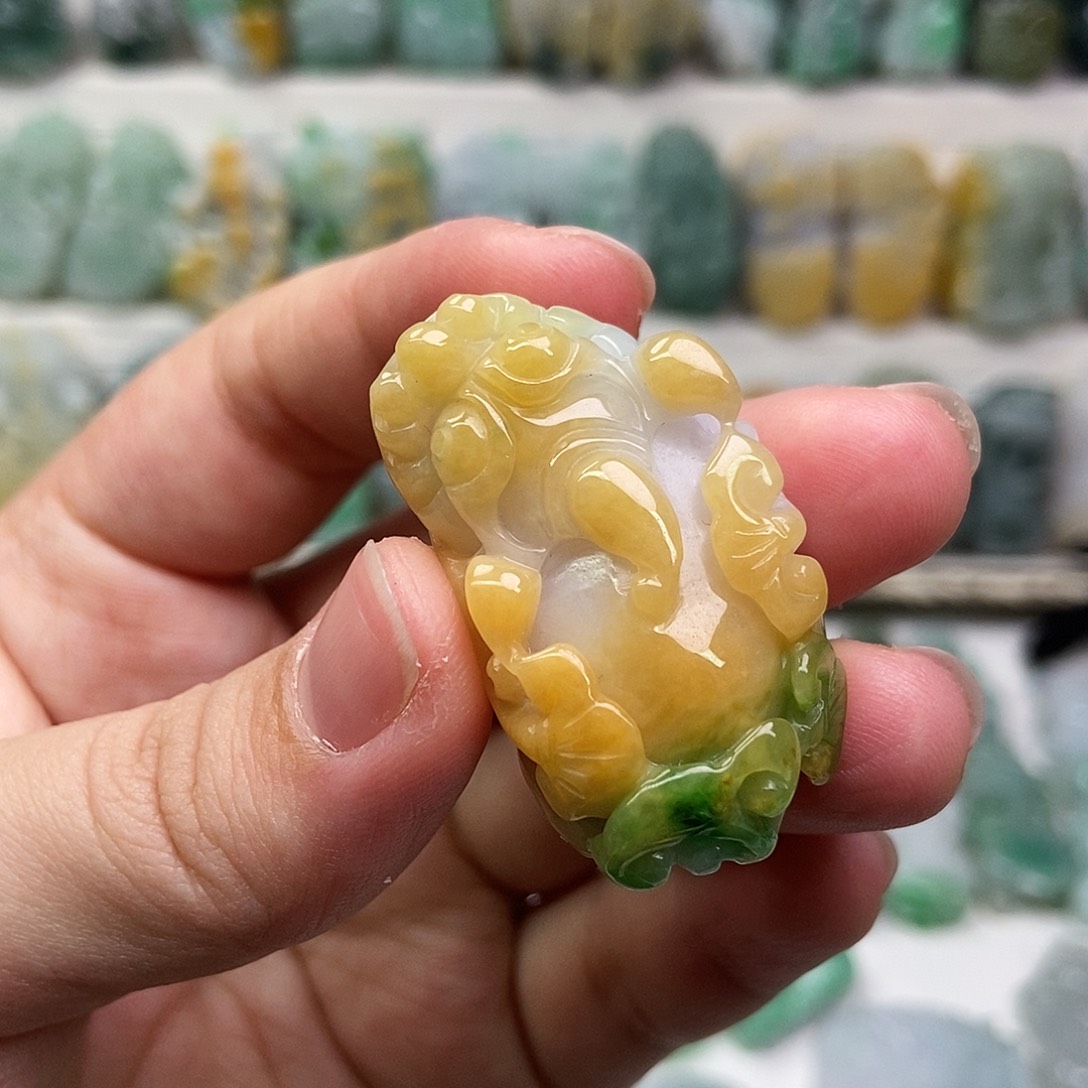 翡翠未镶嵌吊坠(赠链)