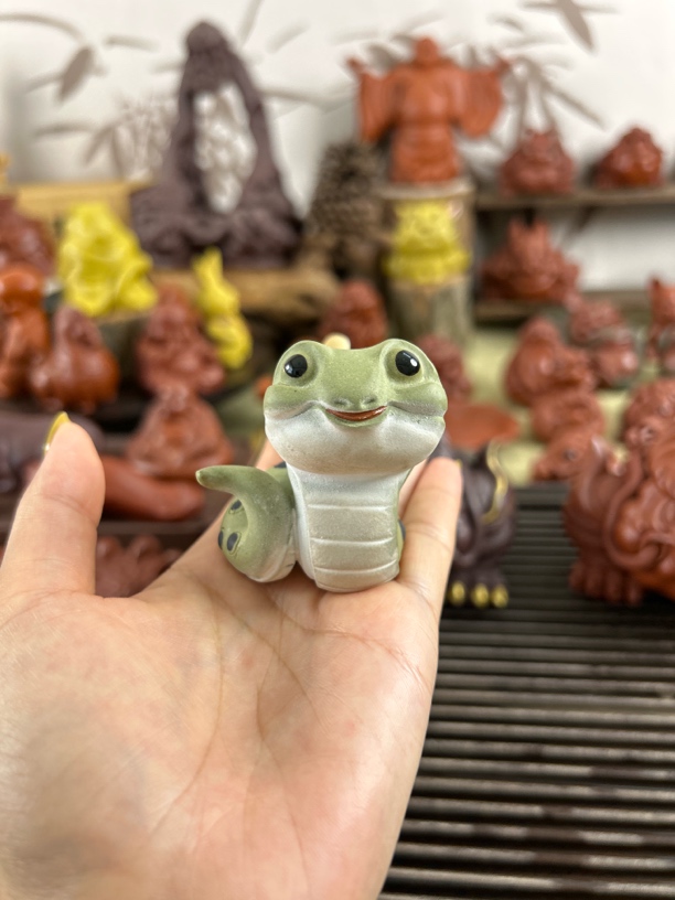 紫砂茶宠摆件灵气小青蛇猪茶宠十二生肖陶瓷小茶宠