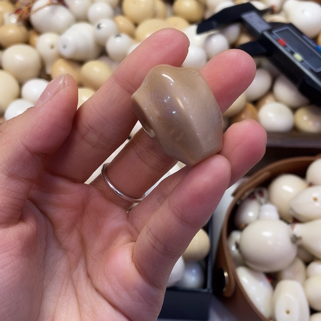 左***哥吊坠菩提根/象牙果