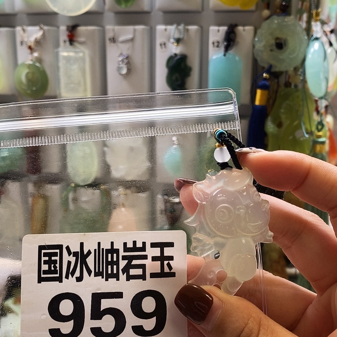 日***卿蛇纹石玉未镶嵌颈饰