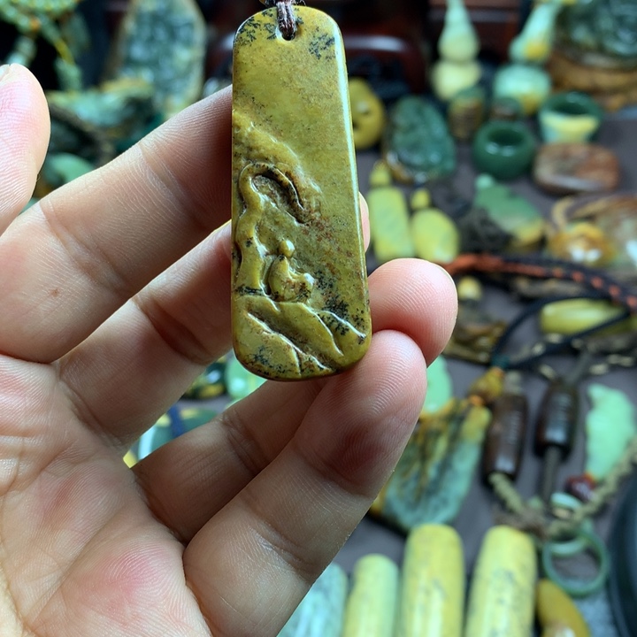 吊坠(赠链)未镶嵌岫岩河磨玉（透闪石质玉）