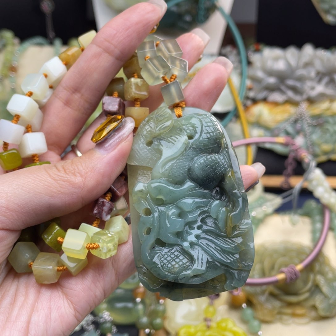 蛇纹石玉颈饰未镶嵌