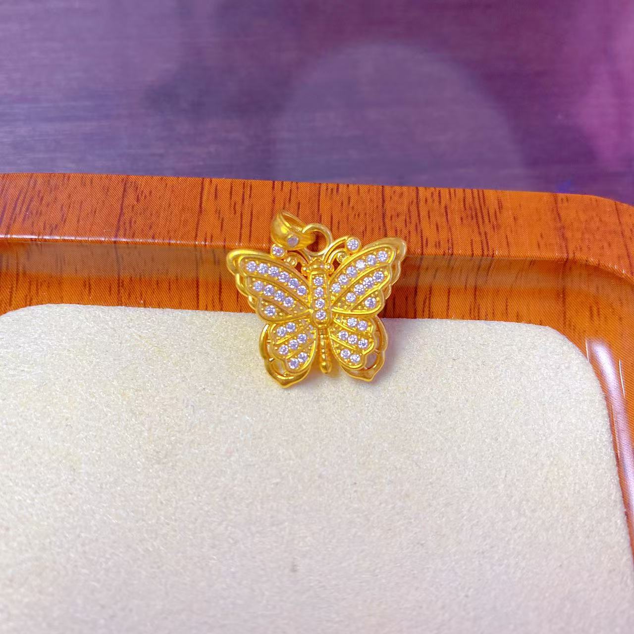 足金999    经典百搭5D无氰缤纷蝴蝶吊坠